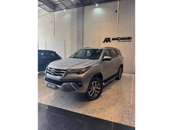 TOYOTA HILUX SW4 2.8 SRX 4X4 7 LUGARES 16V TURBO INTERCOOLER DIESEL 4P AUTOMÁTICO